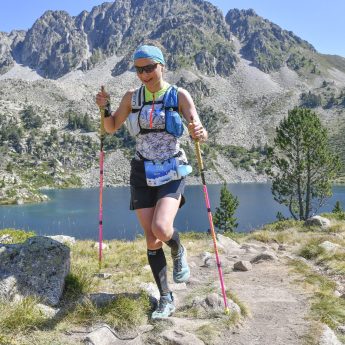 Passage des coureurs du Tour du Néouvielle au Lac de Bastan Supérieur lors du GRP 2021 (Hautes-Pyrénées, France).